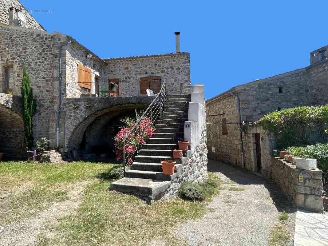 Dans un hameau typique, un ensemble immobilier de 3 maisons avec 8300 m2 de terrain et une vue splendide. - photo 2