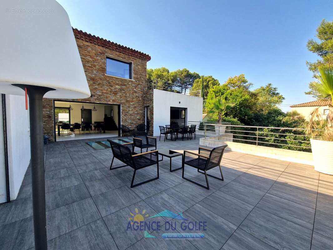 Villa contemporaine T 5 avec piscine sur 1792 m² de terrain - photo 4