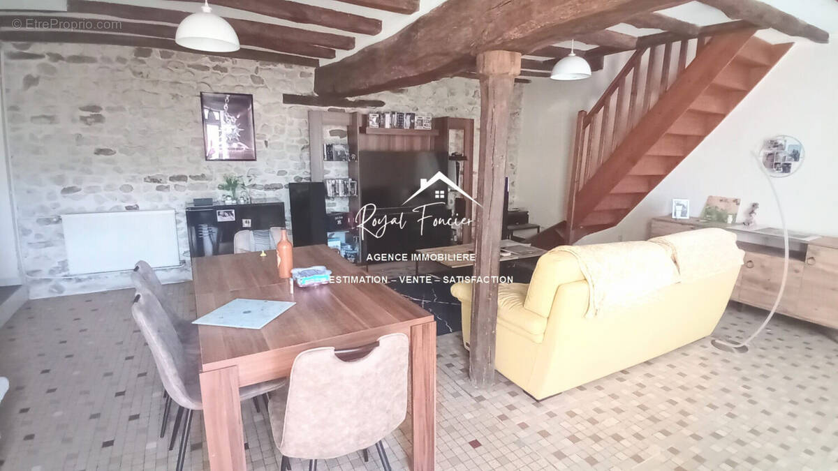 Pièce de vie avec cheminée  - Maison à VELLECHES