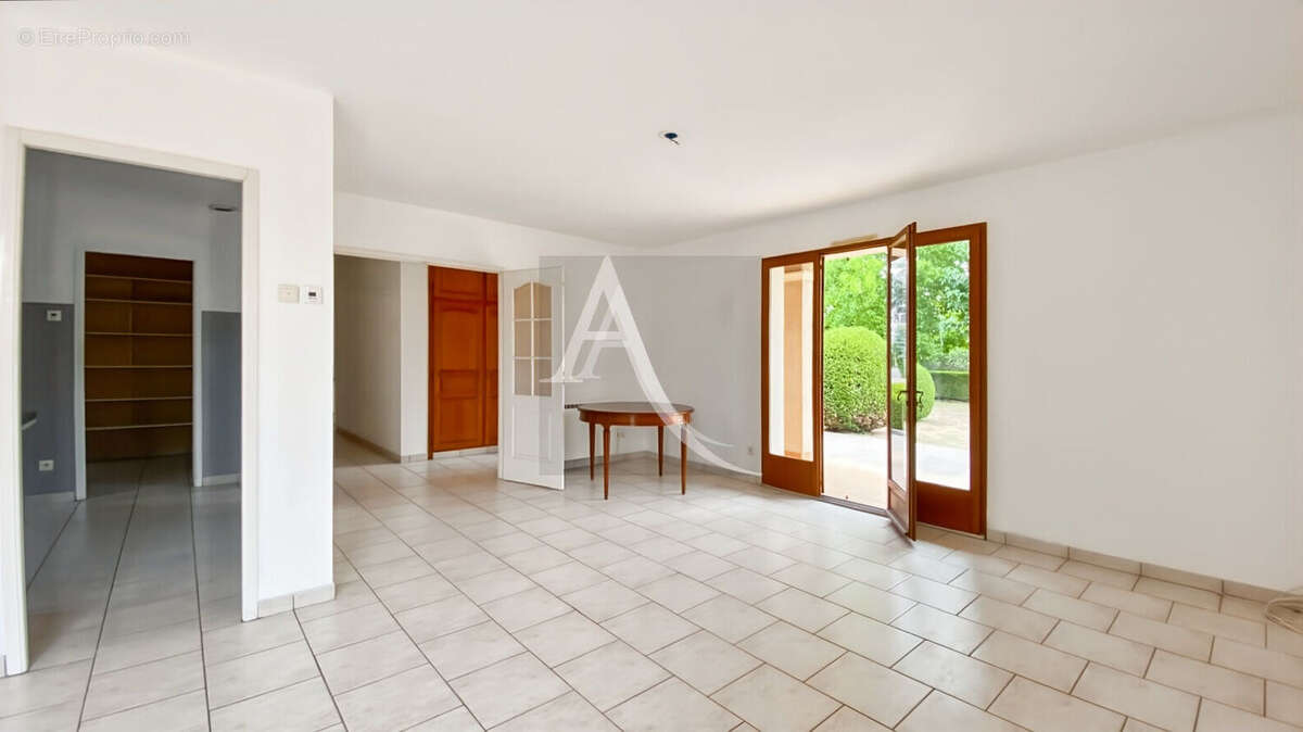 Maison de plain-pied avec jardin paysagé et dépendance à Saint-Vite - photo 14