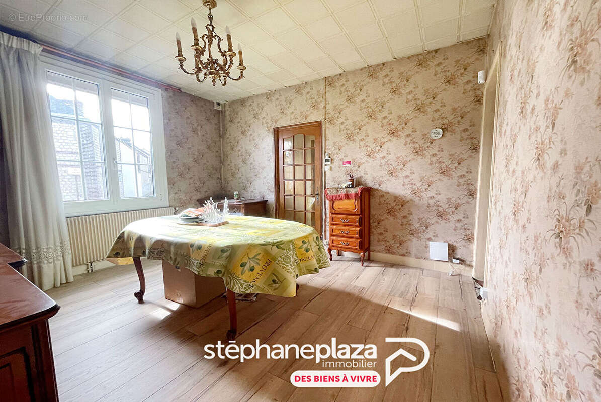 Maison à SAINT-ETIENNE-DU-ROUVRAY