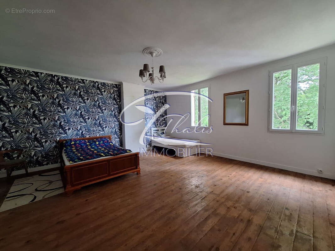Maison 140 m² à Bourg  - photo 4