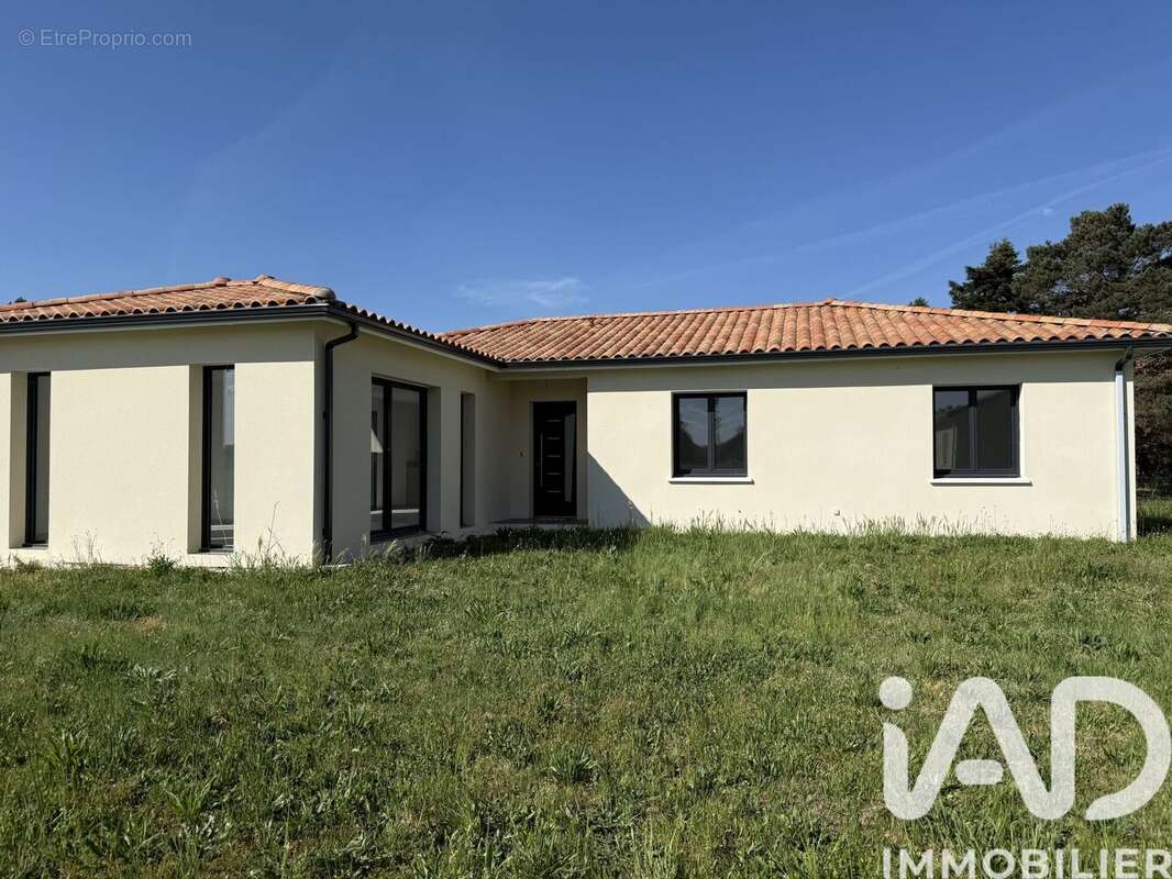 Maison 106 m² à Saint-Laurent-Des-Vignes  - photo 3