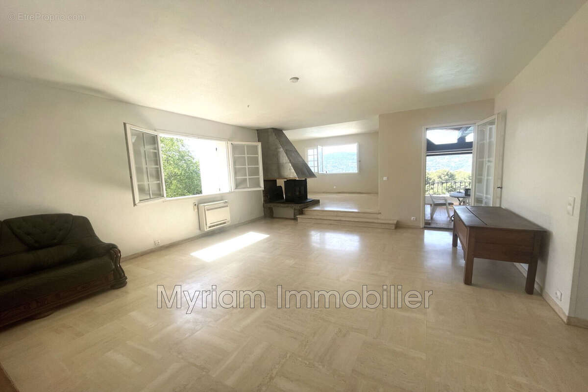 Maison 200 m² à Peymeinade  - photo 7