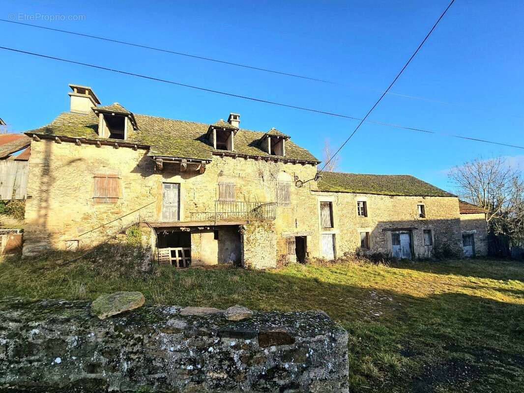 Corps de ferme à rénover avec son terrain d'environ 1 400m² - photo 8