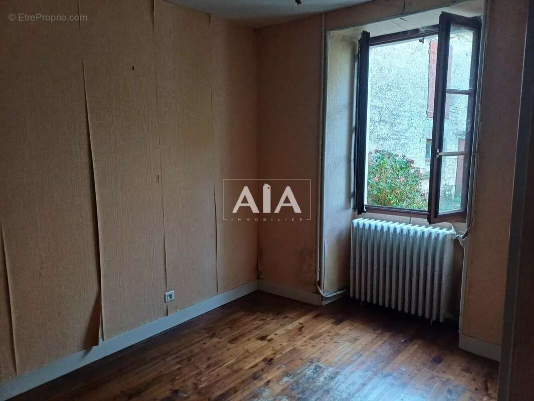 Maison à LES ADJOTS