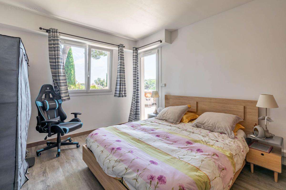 EXCLUSIVITÉ - SANARY PROCHE PORT - Appartement 3 pièces en rez-de-jardin avec cave et stationnement - photo 9