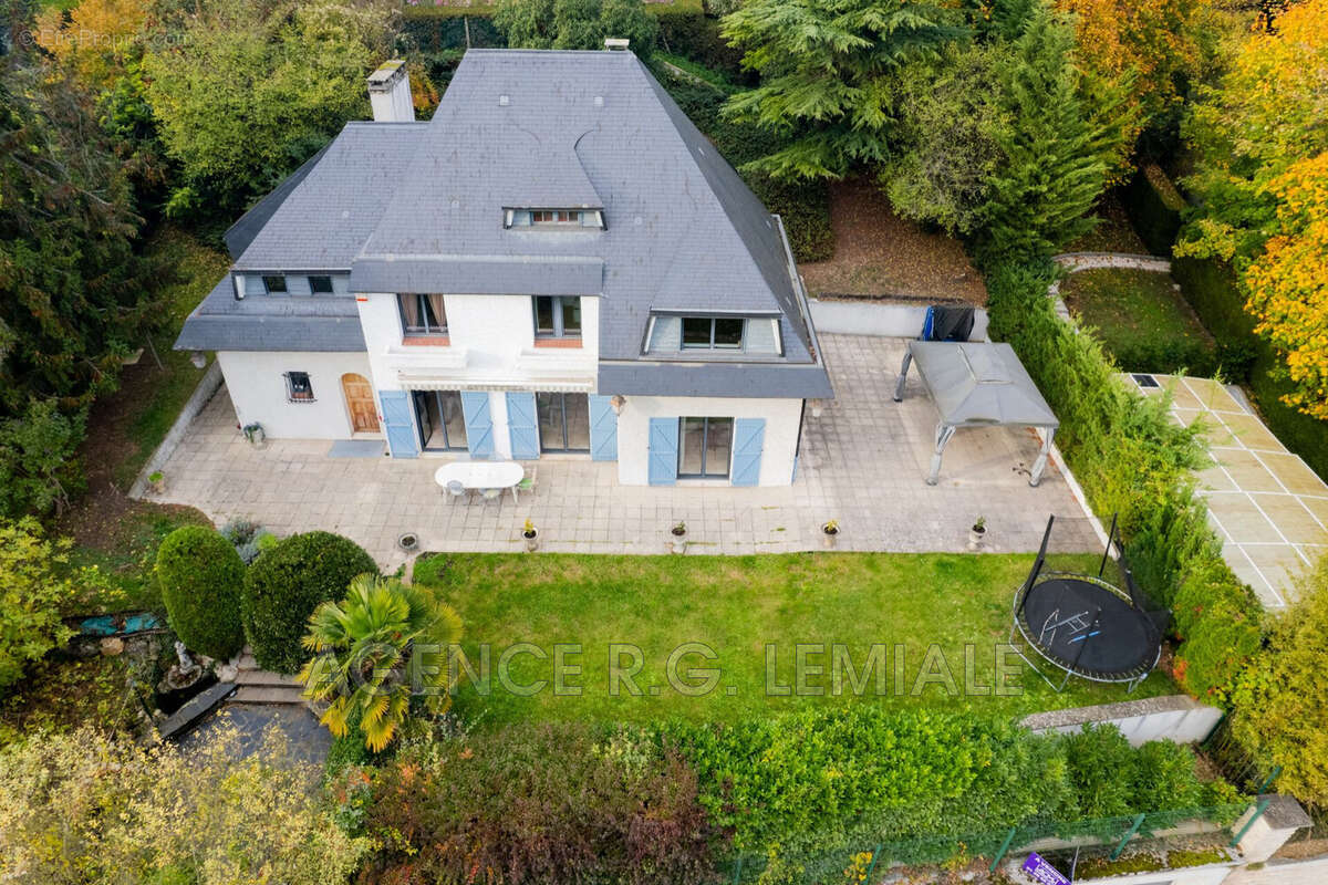 Maison à LE MESNIL-LE-ROI