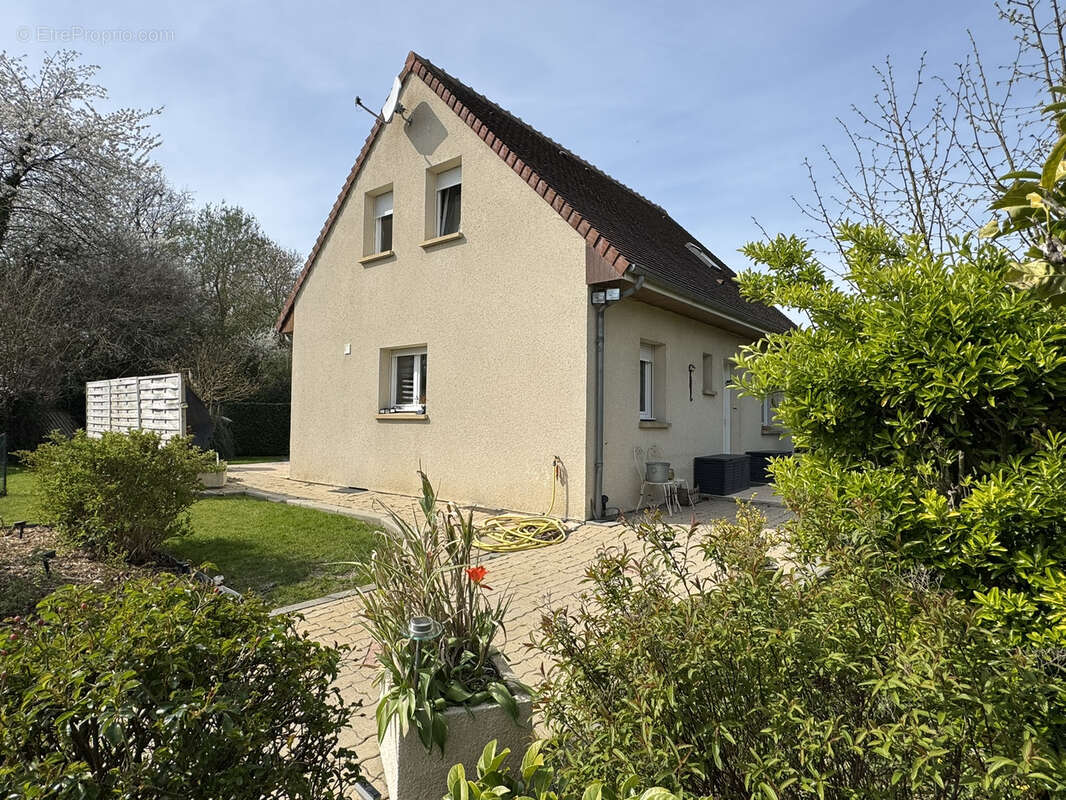 Maison à LA RIVIERE-SAINT-SAUVEUR