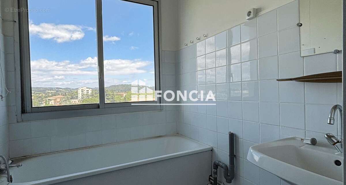 Appartement à BAGNOLS-SUR-CEZE