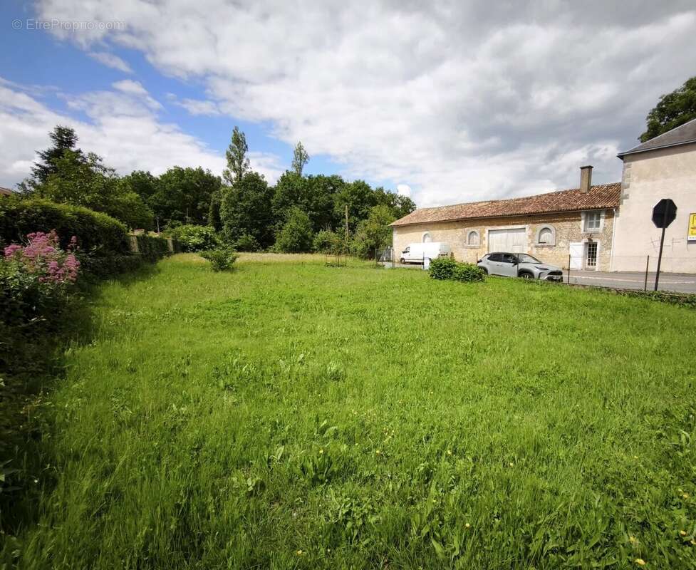 Terrain à COULOMBIERS