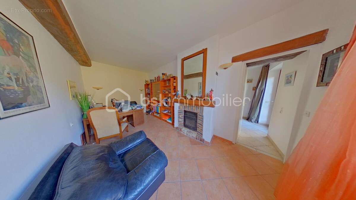 Corps de ferme de 179 m² avec une grande de grange  150 m² sur 1624 m² de terrain - photo 5