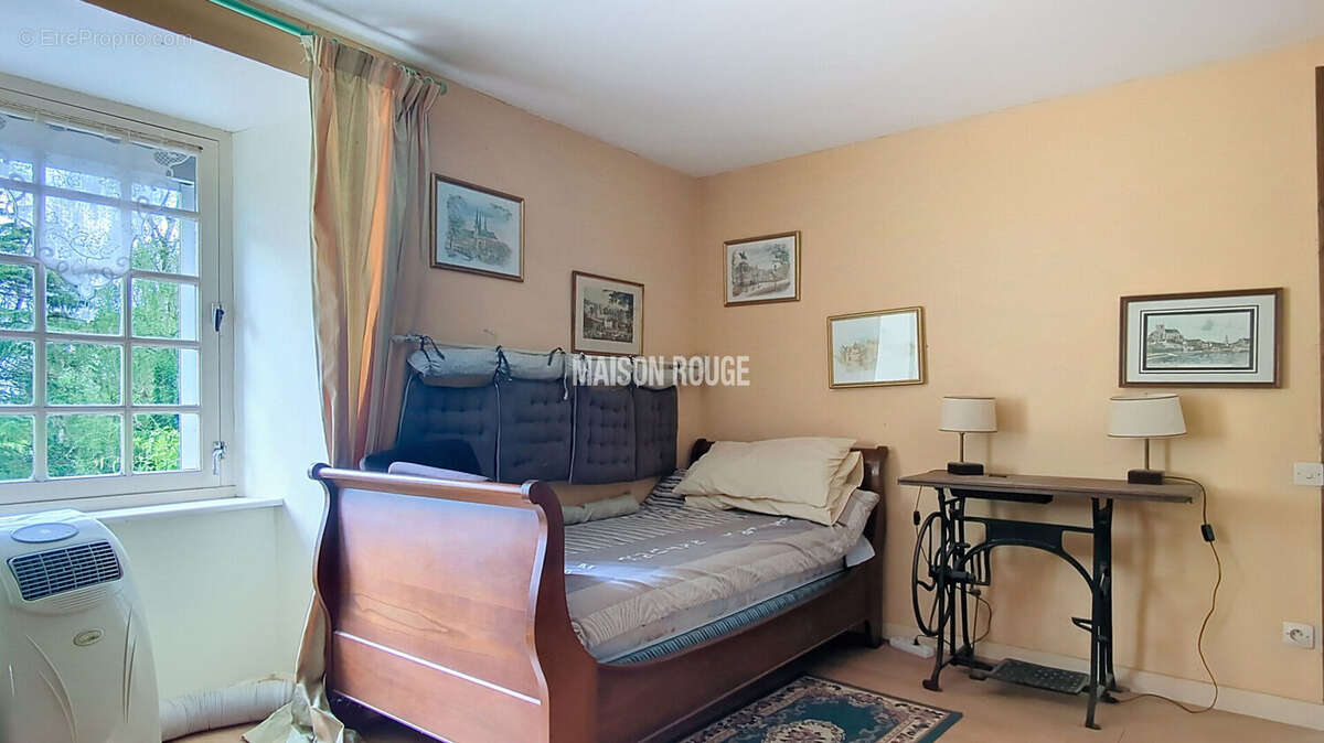 Maison à LA ROCHE-DERRIEN