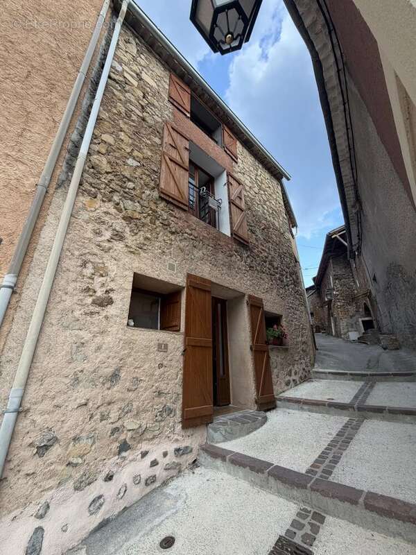 Maison de village divisée  en deux appartements, 2 pièces avec terrasse et 1 studio indépendant - photo 10