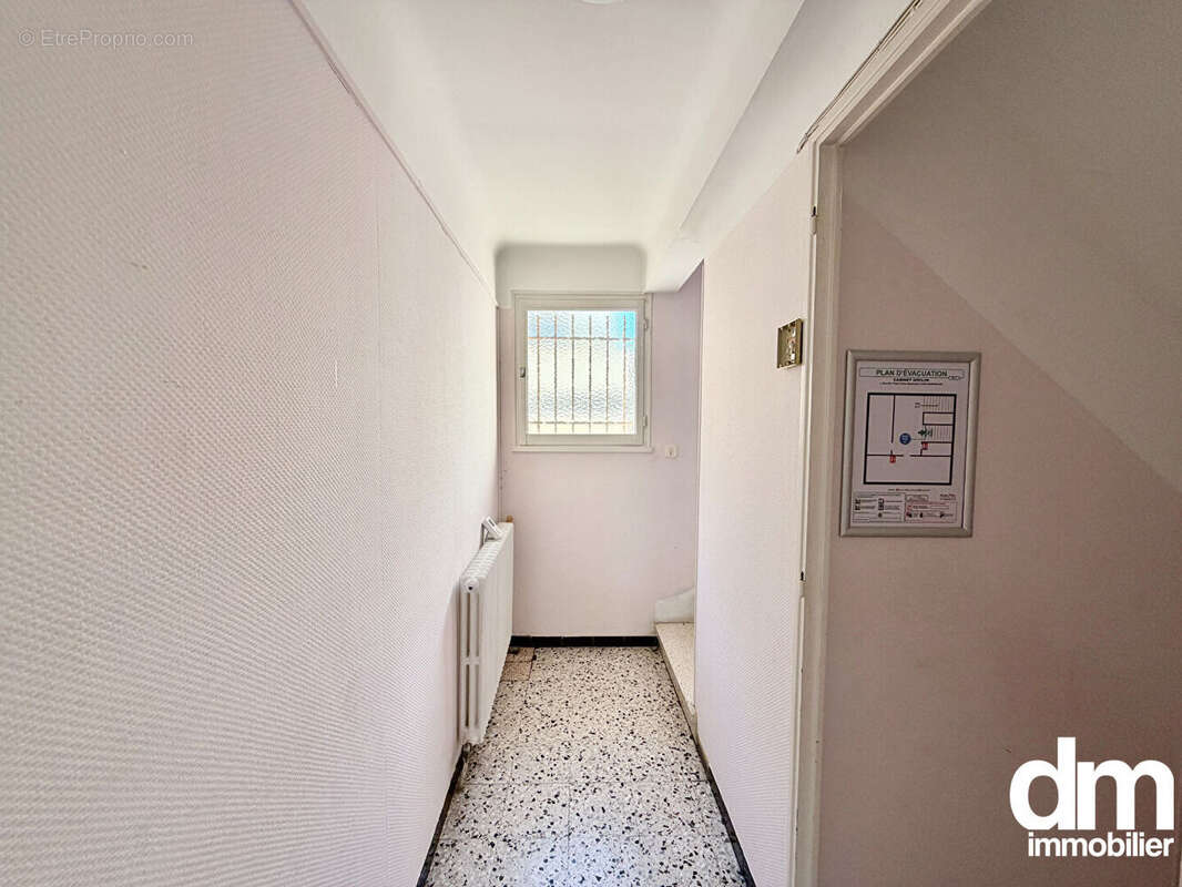 Immeuble Martigues - Maison de ville de 115 m²  avec local commercial de 35 m². - photo 9