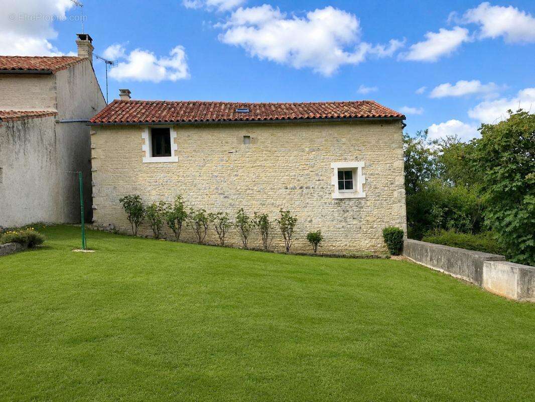 Maison en pierre avec jardin et garage - photo 8