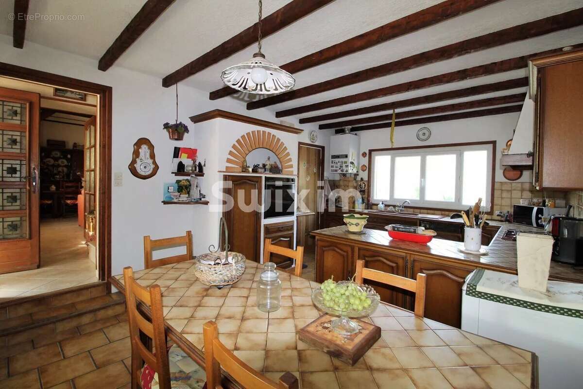 Propriété avec 2 maisons sur un grand terrain et piscine - photo 8