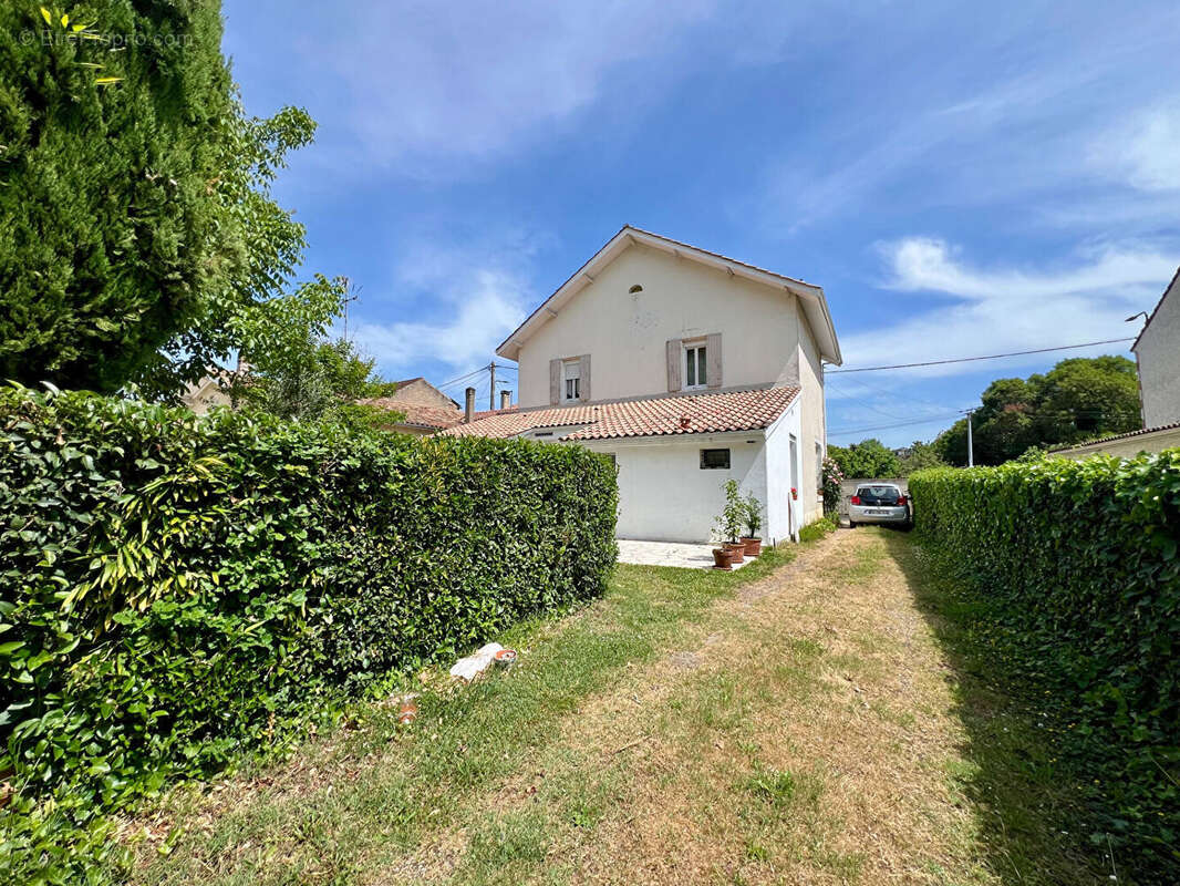 Découvrez cette agréable maison de ville entièrement rénovée récemment, offrant environ 142 m² habitables et un cadre de vie pra - photo 15