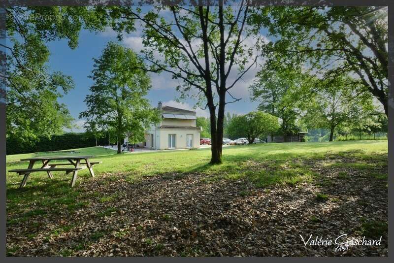 Maison à SAINT-SAUVEUR-DE-PUYNORMAND