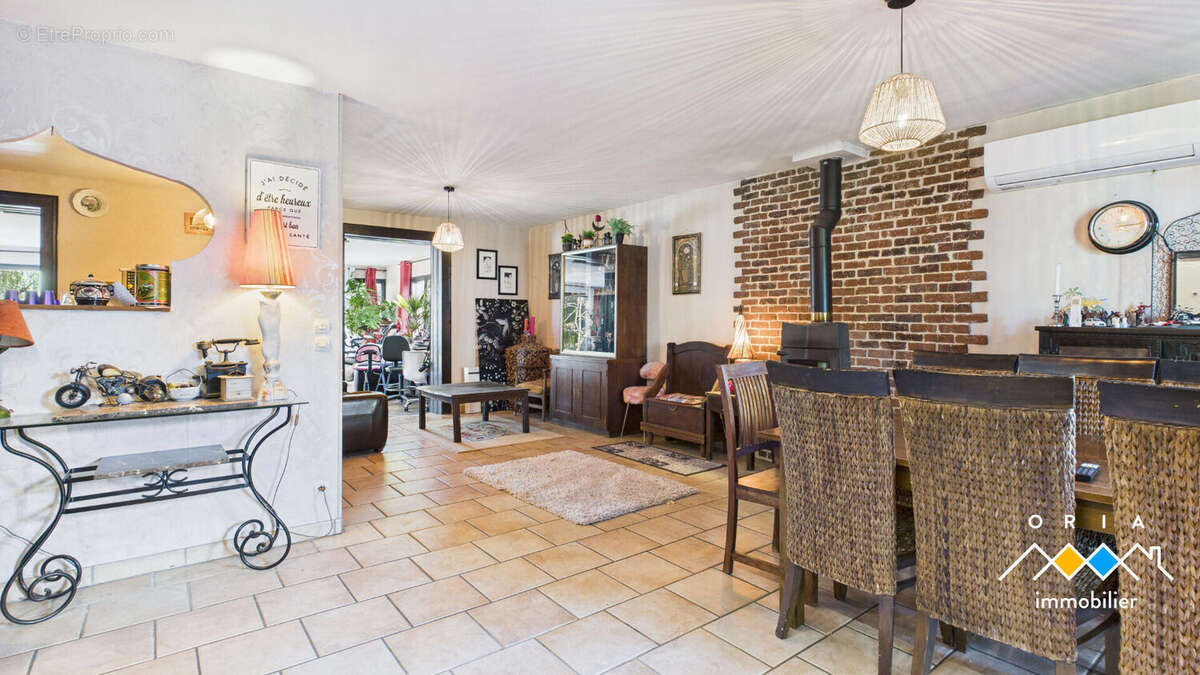 Maison à BEY-SUR-SEILLE