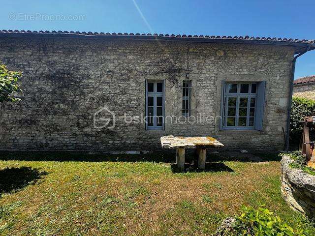 Maison à SALLES-DE-VILLEFAGNAN