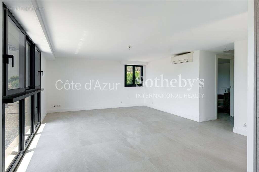 Appartement à VALLAURIS