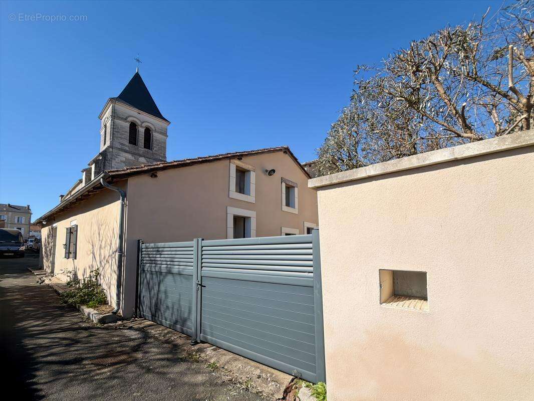 Maison à AGONAC