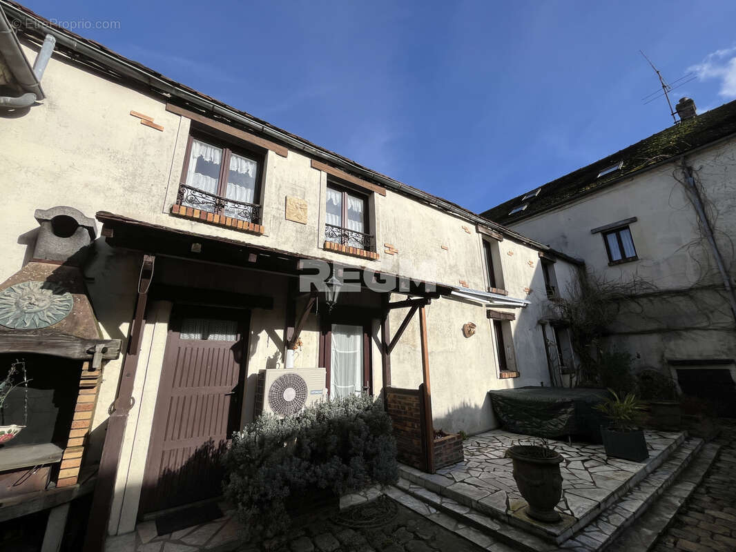 Maison à LA CHAPELLE-LA-REINE