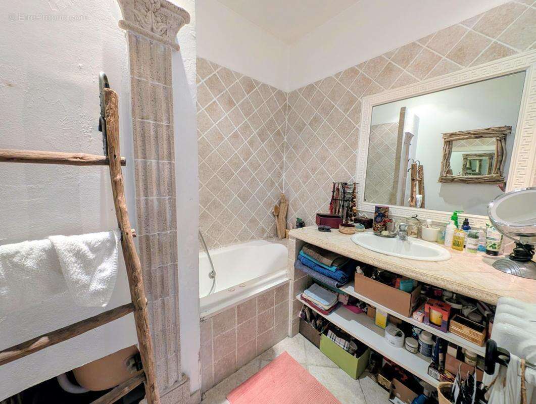 Appartement à MARSEILLE-1E