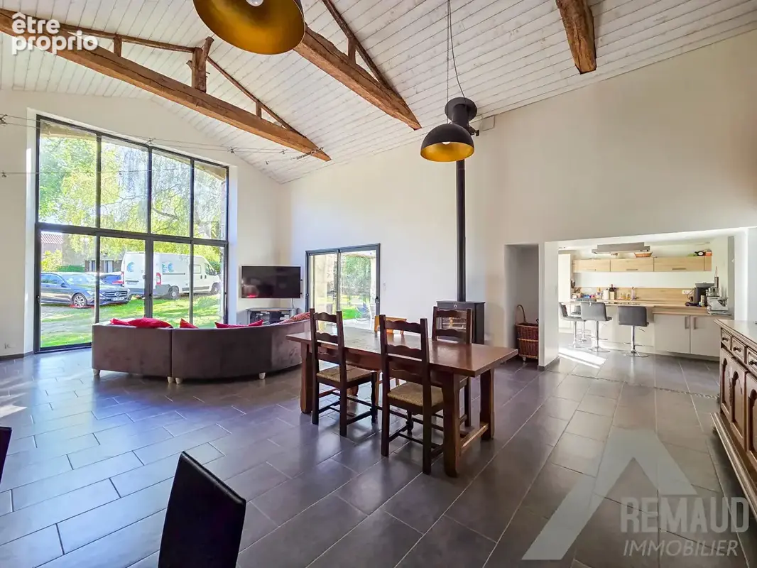 Grange Rénovée de 214 m² sur Terrain de 2973 m² - photo 5