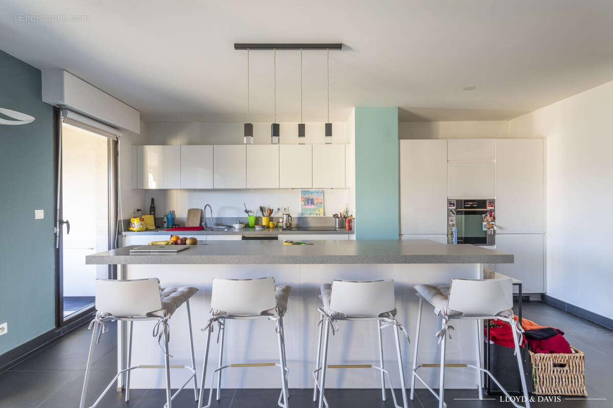 CUISINE AMENAGEE ET EQUIPEE - Appartement à MARSEILLE-8E