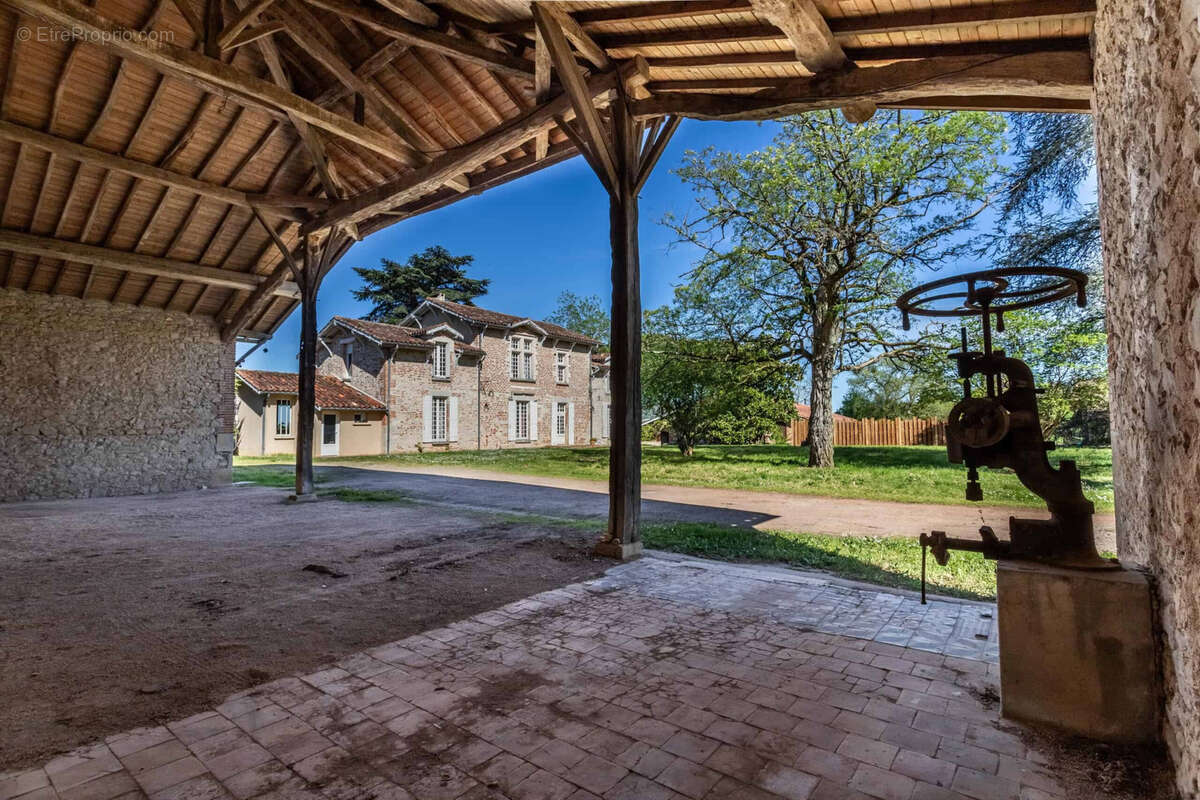 Country manor with barn and pool - photo 26