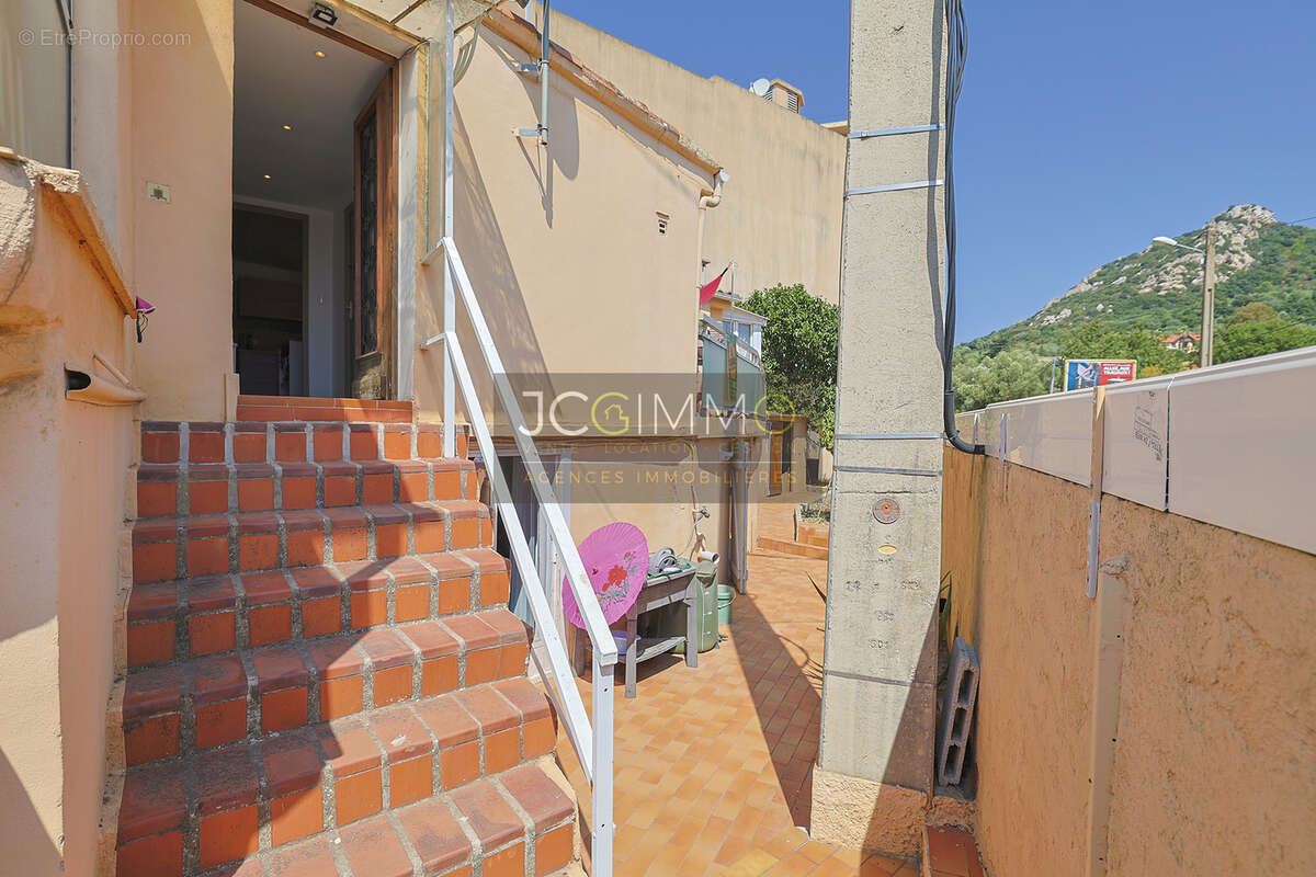 Hyeres (la bayorre) - haut de maison 101 m2 + terrasse + loggia + annexes - photo 17