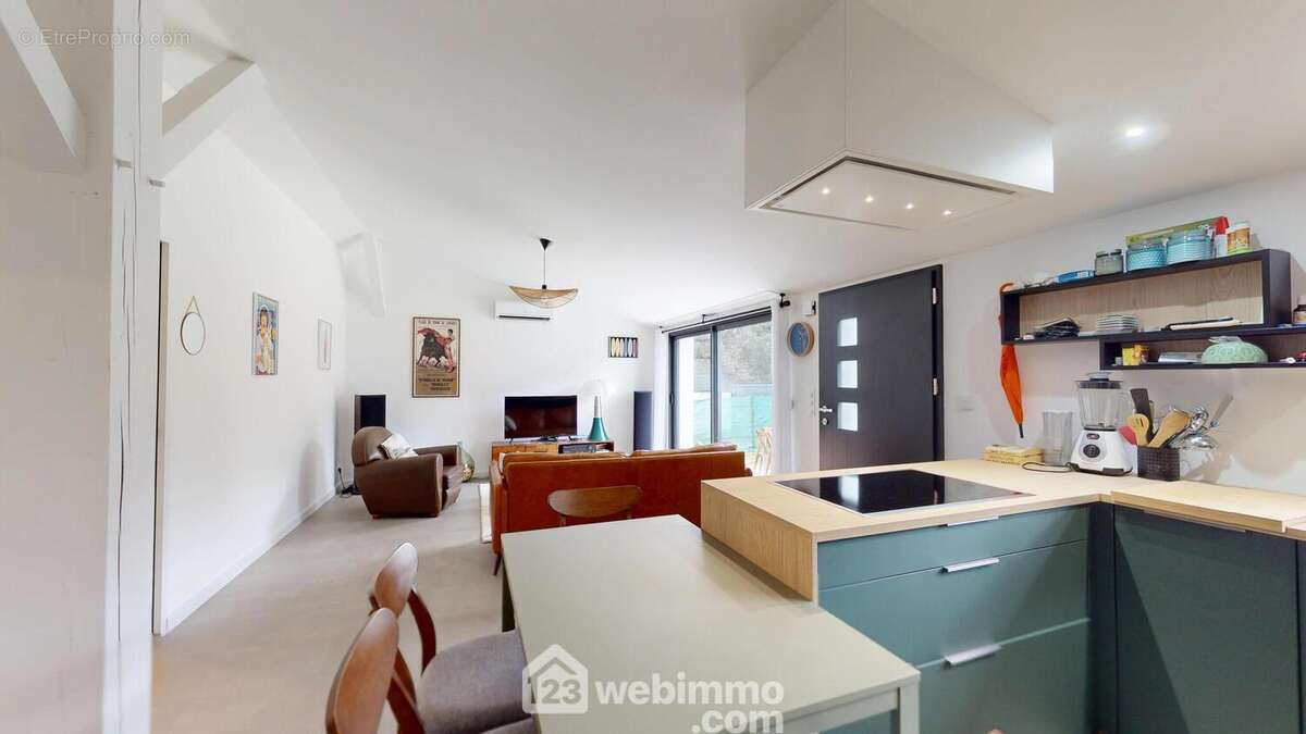 Cuisine ouverte sur la pièce de vie. - Maison à JARD-SUR-MER