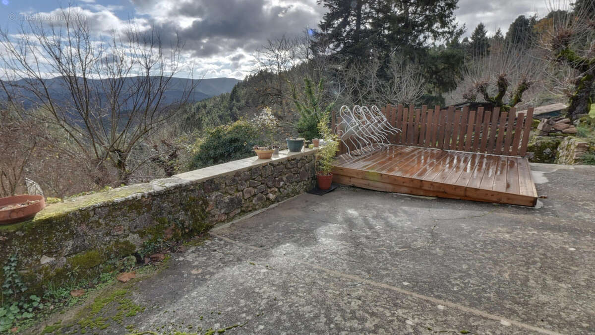 Maison à SAINT-MICHEL-DE-CHABRILLANOUX