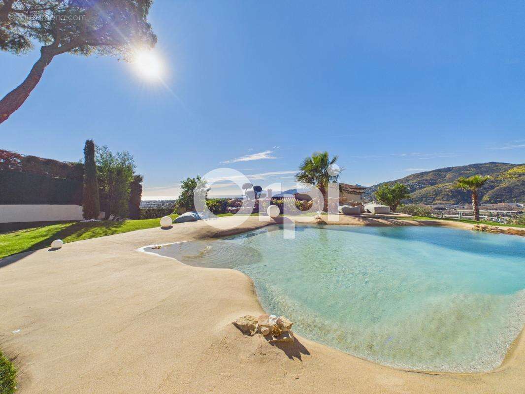 Maison à LA ROQUETTE-SUR-SIAGNE