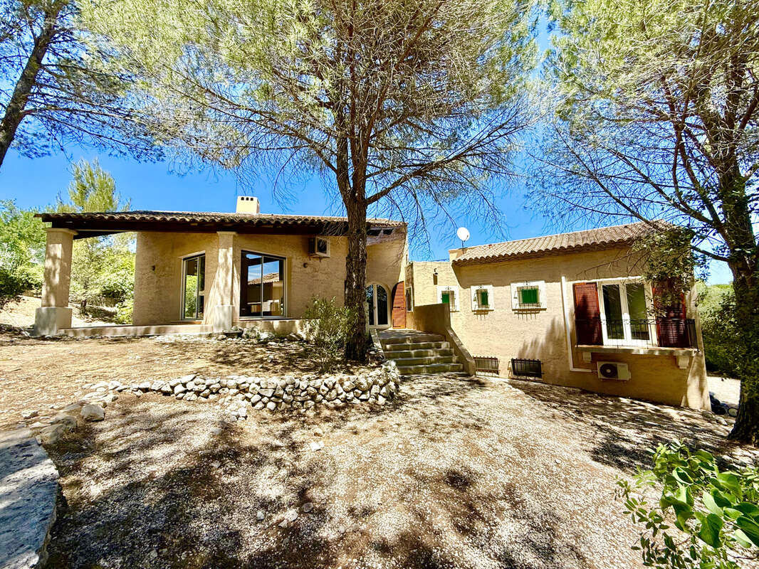 Maison familiale de 190 m2 sur un terrain arboré de 2500 m2 - photo 2