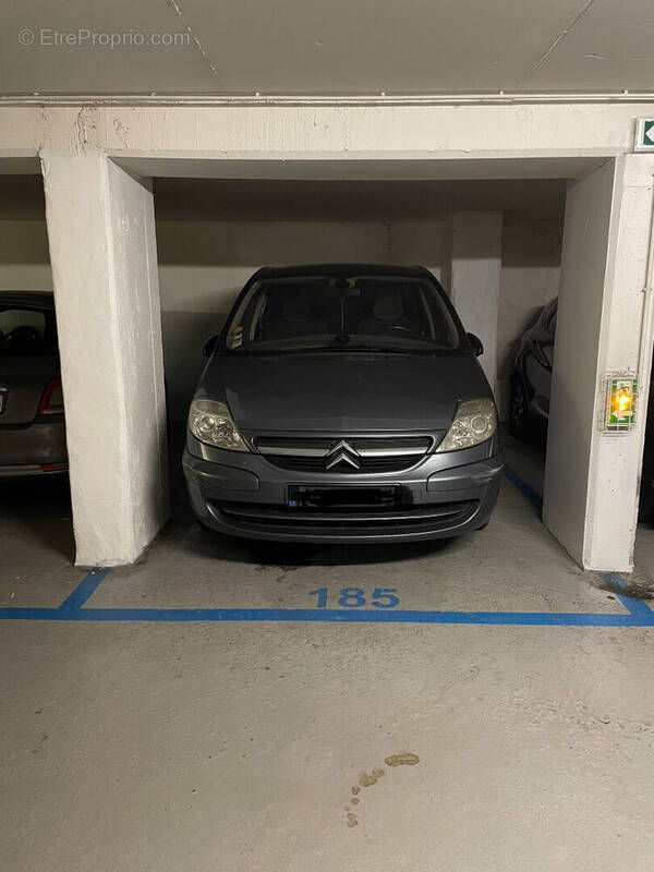 Parking à PARIS-10E
