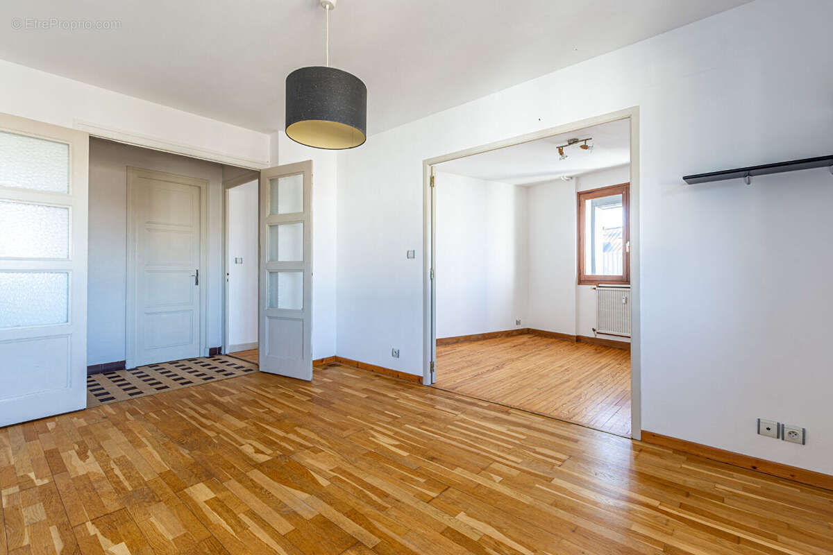 Agence immobiliere laforet - exclusivite - "duranta" - annecy - appartement t3 de 59.24 m² - cave - grenier - renovation energet - photo 2