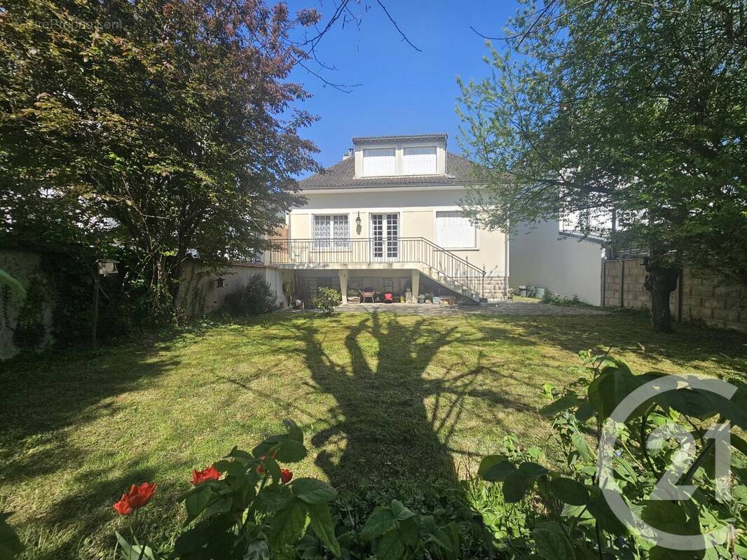 Maison à SAINT-MAUR-DES-FOSSES