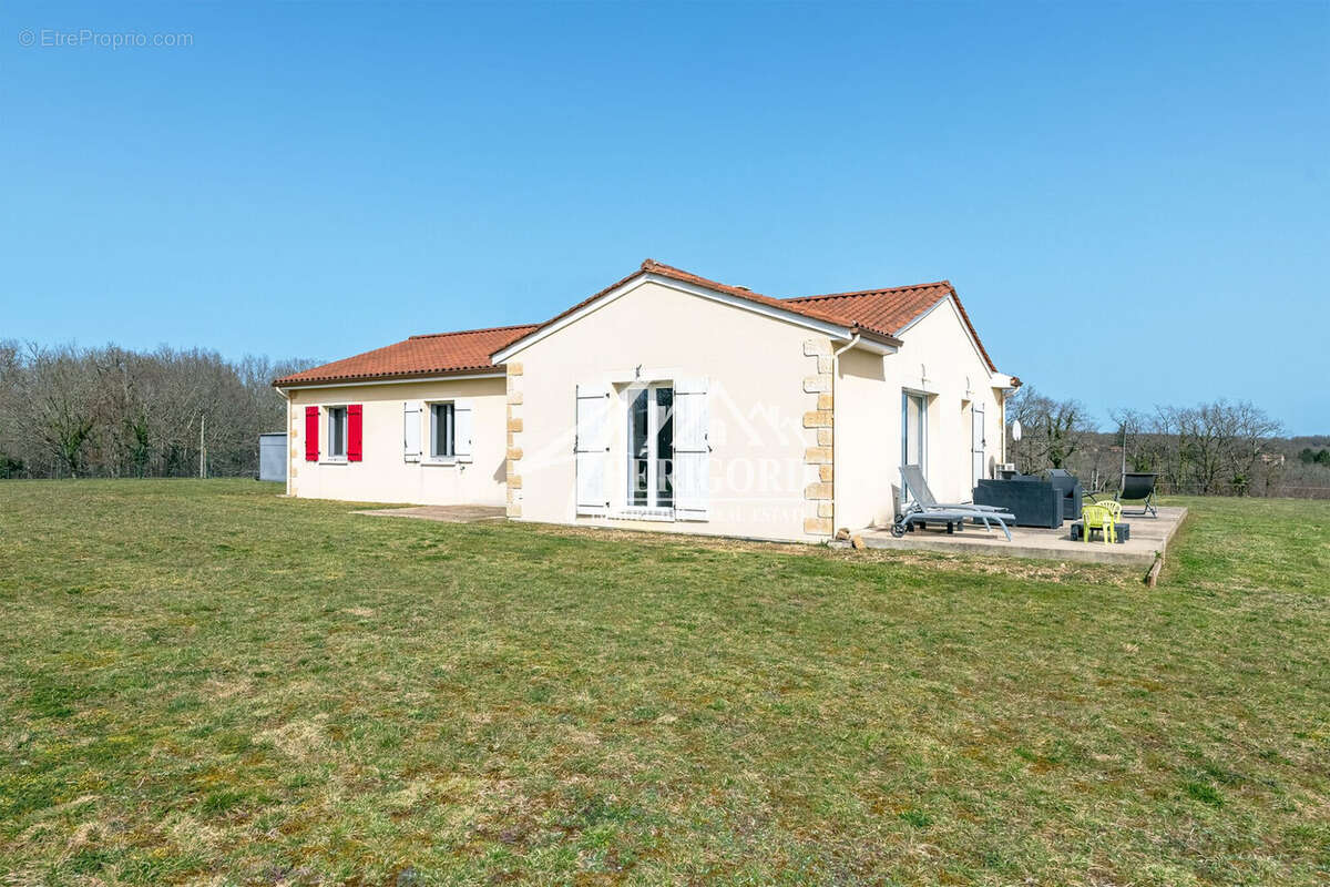 Maison à MAUZAC-ET-GRAND-CASTANG