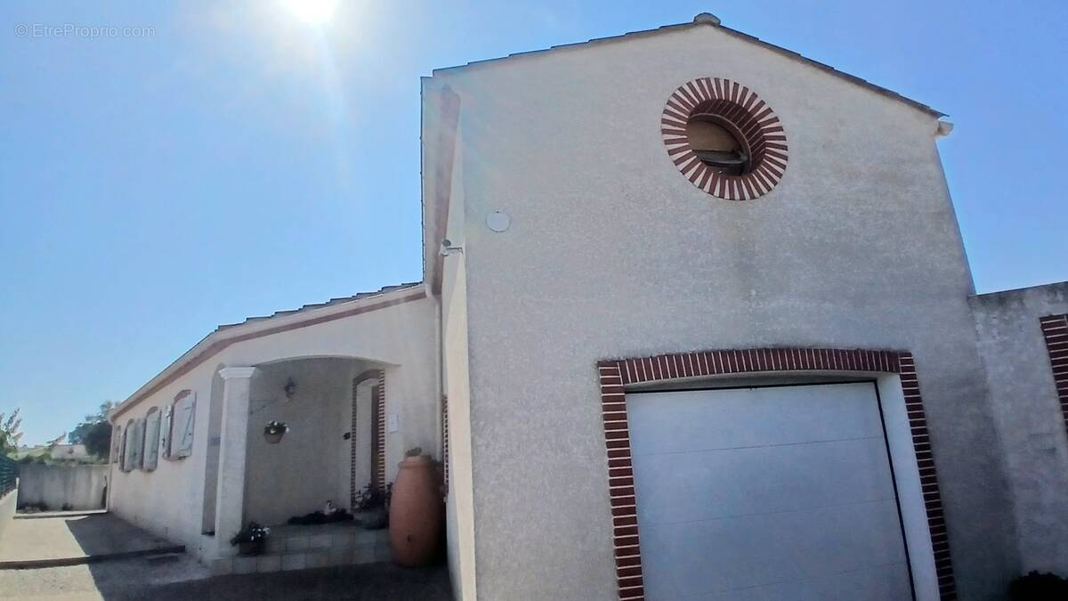 Agréable villa avec piscine chauffée et terrain de pétanque. - photo 2