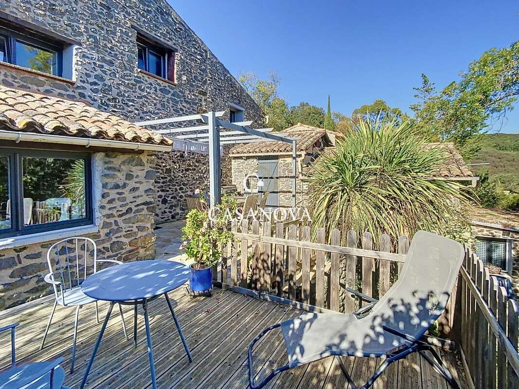 Point de VUE PANORAMIQUE. Bâti de CARACTERE avec piscine et 250 m² habitables et possibilité de projet touristique (chambres d'h - photo 4