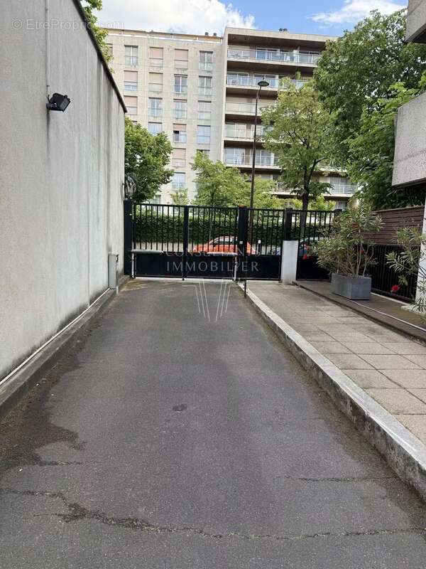 Parking à NEUILLY-SUR-SEINE