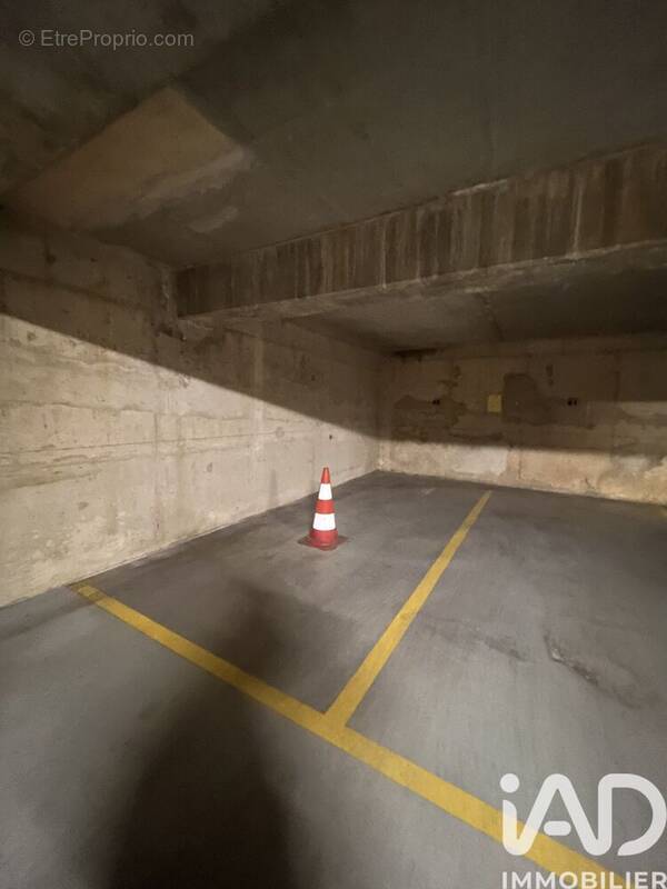 Photo 1 - Parking à BAGNEUX