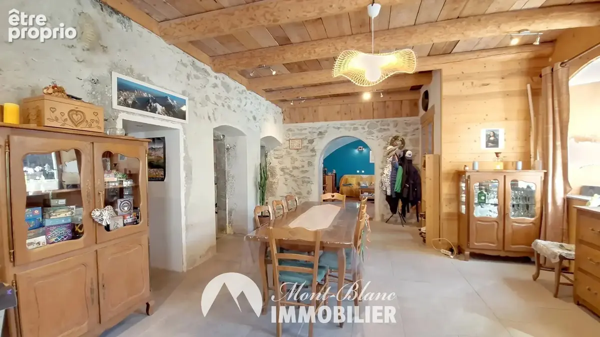 Une maison de caractère pleine de charme et de possibilités - photo 2