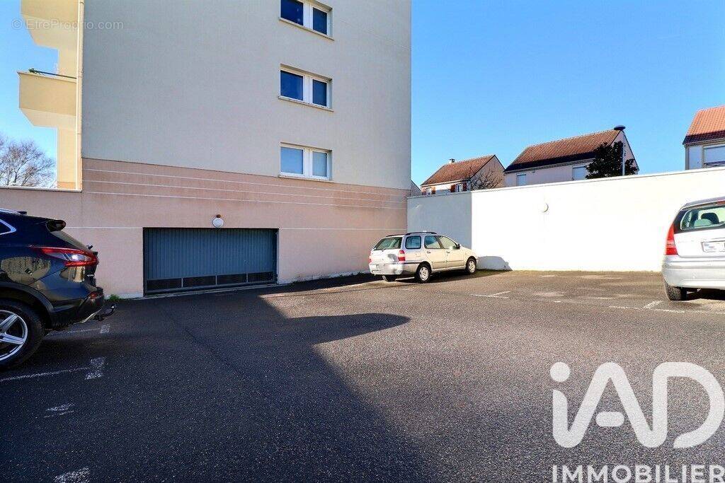 Photo 1 - Parking à MOISSY-CRAMAYEL
