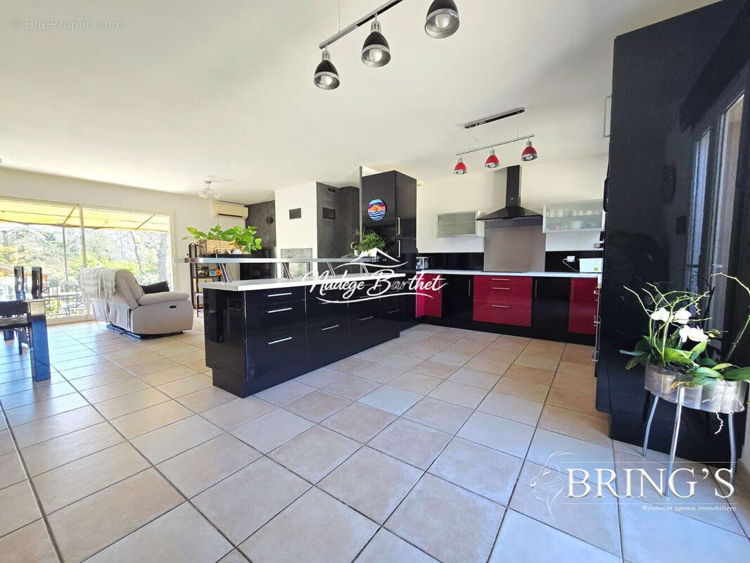 Cuisine - Maison à SAINT-MAXIMIN-LA-SAINTE-BAUME