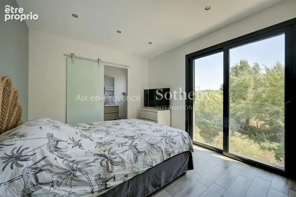 Élégante propriété familiale avec dépendance, piscine et jardin paysager - photo 16