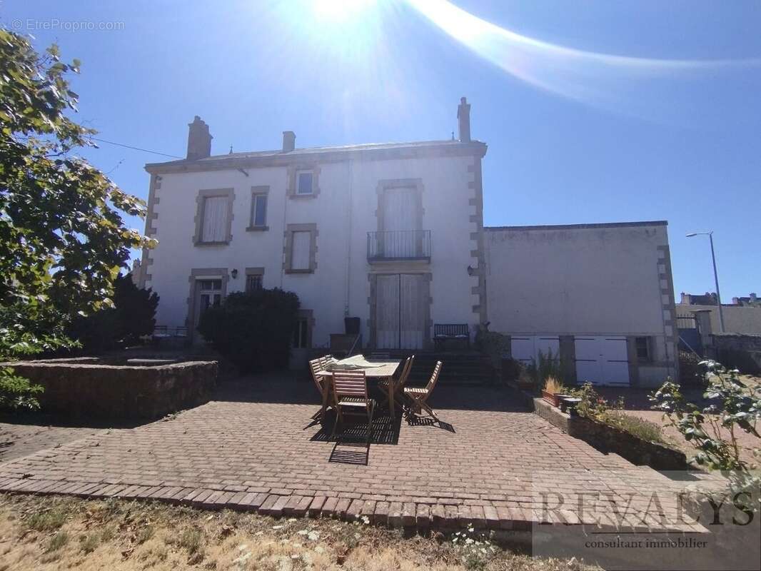 AUTUN 71400 Maison 335 m2 8 pièces 6 chambres Garages Grand jardin clos - photo 2